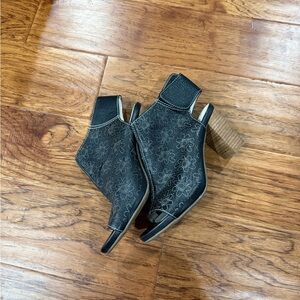 L'ATISTE Black Floral Peep-Toe Heels